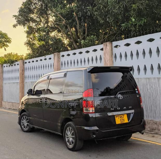 Toyota Noah 2.0 AWD (8 Seater) 2005 Black