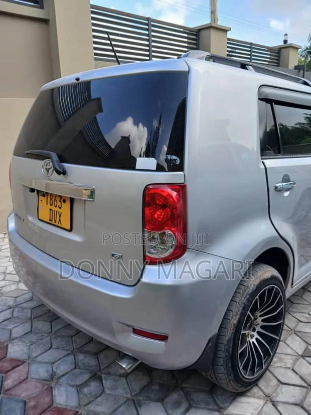 Toyota Corolla Rumion Hatchback 1.5 FWD 2010 Silver