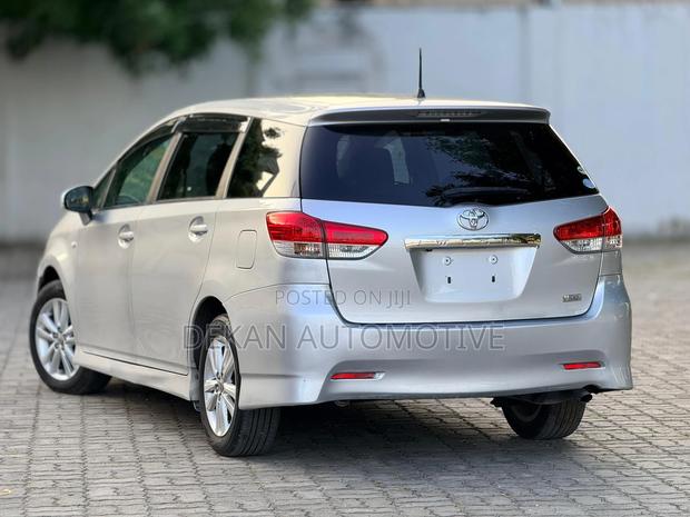 Toyota Wish 2012 Silver
