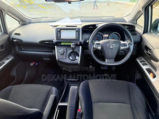 Toyota Wish 2012 Silver