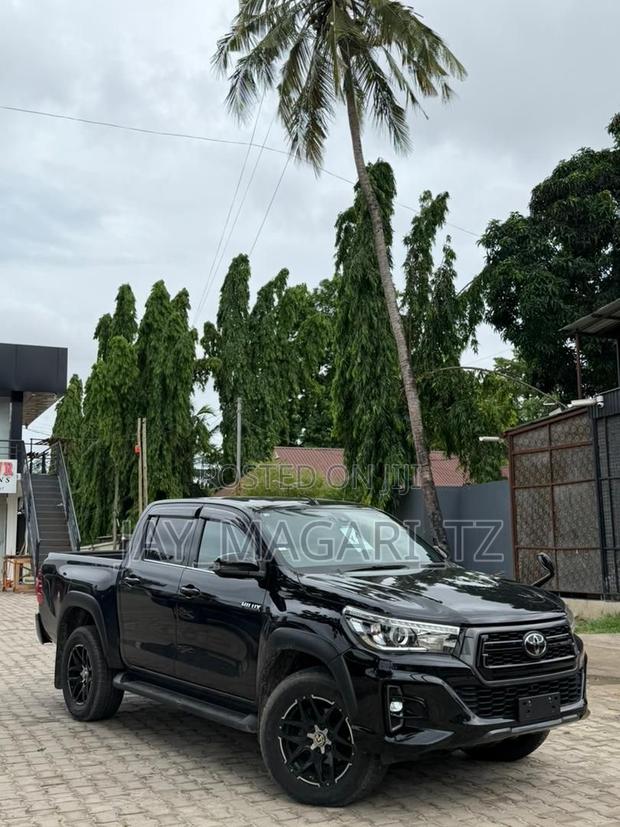 Toyota Hilux 2021 Black