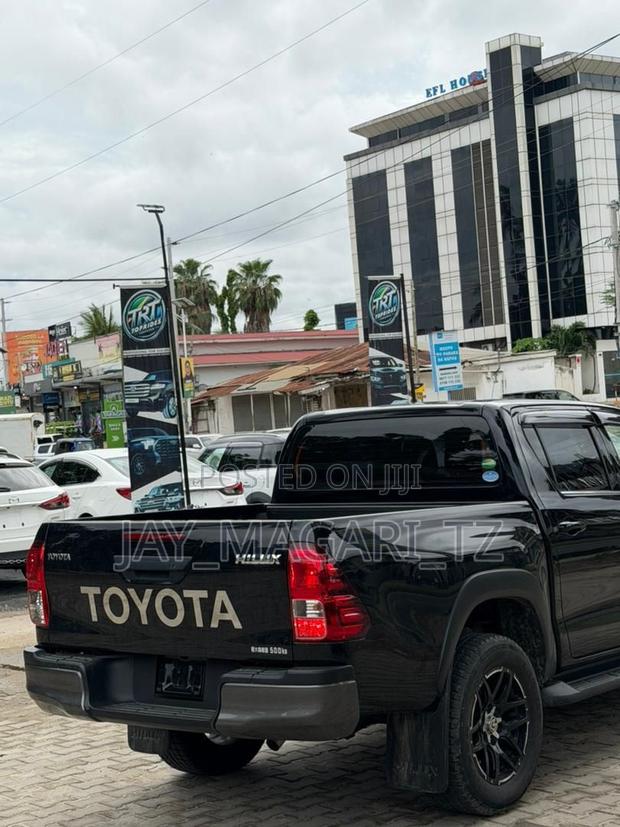 Toyota Hilux 2021 Black