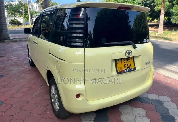 Toyota Sienta 1.5 AWD 2005 Yellow