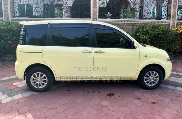 Toyota Sienta 1.5 AWD 2005 Yellow