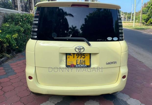 Toyota Sienta 1.5 AWD 2005 Yellow