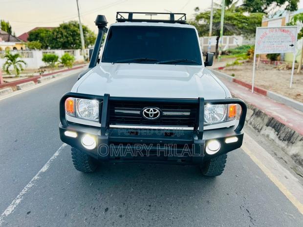 Toyota Land Cruiser 2022 White