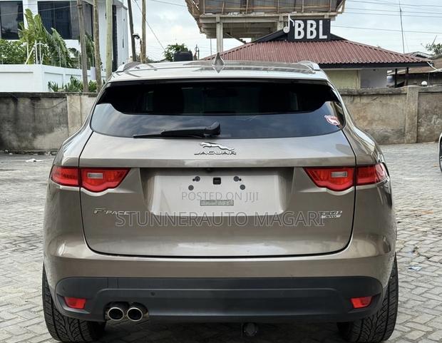 Jaguar F-Pace 2017 Gold