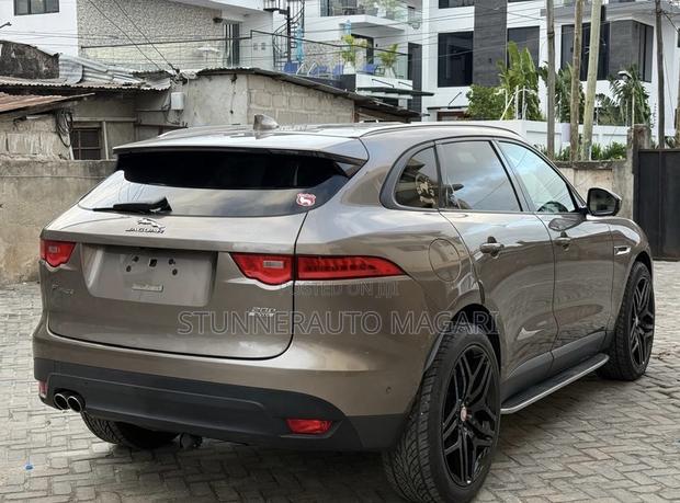 Jaguar F-Pace 2017 Gold