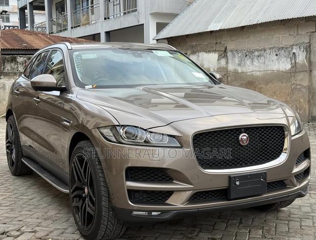 Jaguar F-Pace 2017 Gold