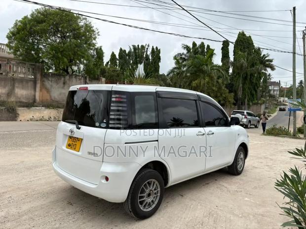 Toyota Sienta 2006 White