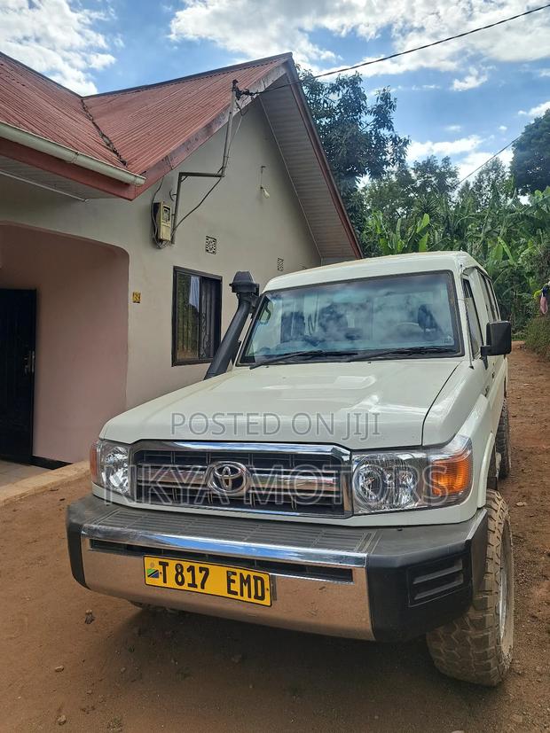 Toyota Land Cruiser 2016 White