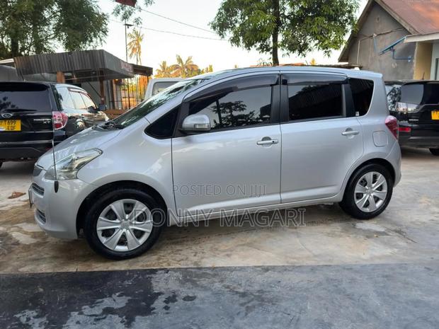 Toyota Ractis 1.3 FWD 2008 Silver