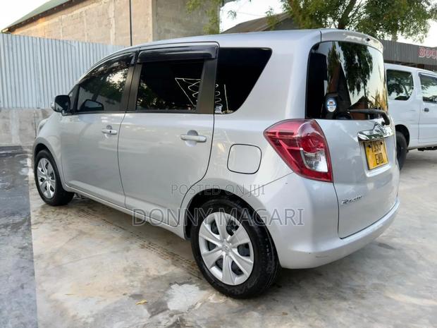 Toyota Ractis 1.3 FWD 2008 Silver