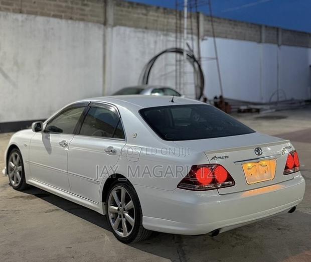 Toyota Crown 2006 White