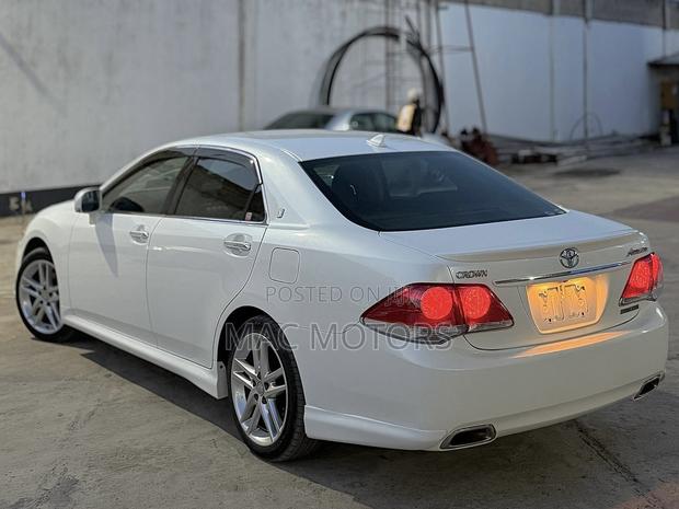 Toyota Crown 2010 Pearl
