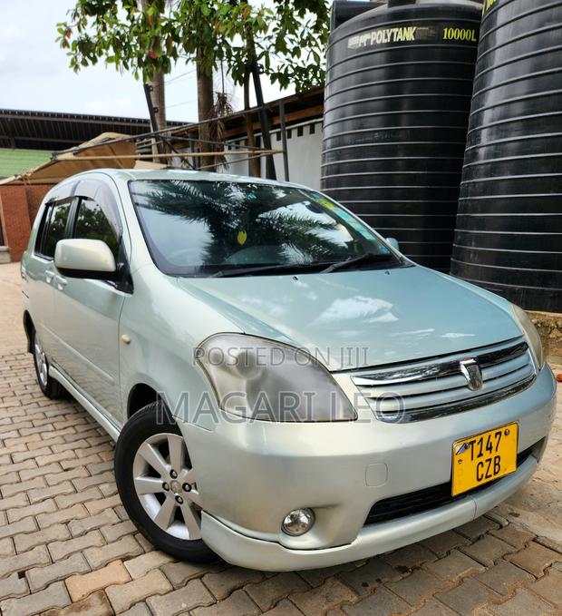 Toyota Raum 2005 Silver