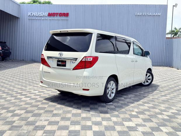 Toyota Alphard 2.4 Petrol FWD 2009 Gold