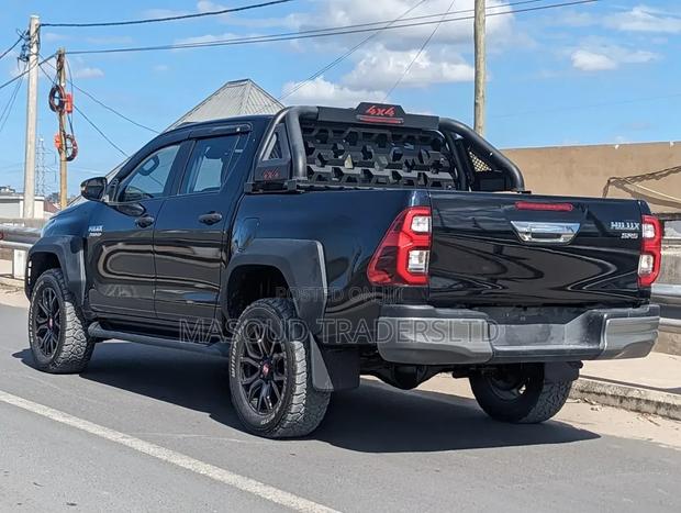 Toyota Hilux 2022 Black