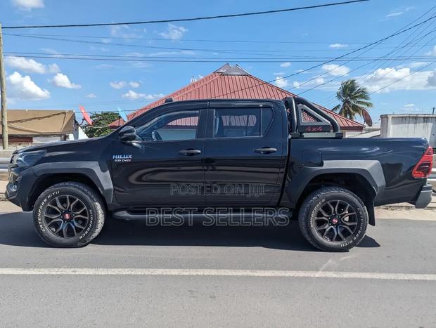 Toyota Hilux 2022 Black
