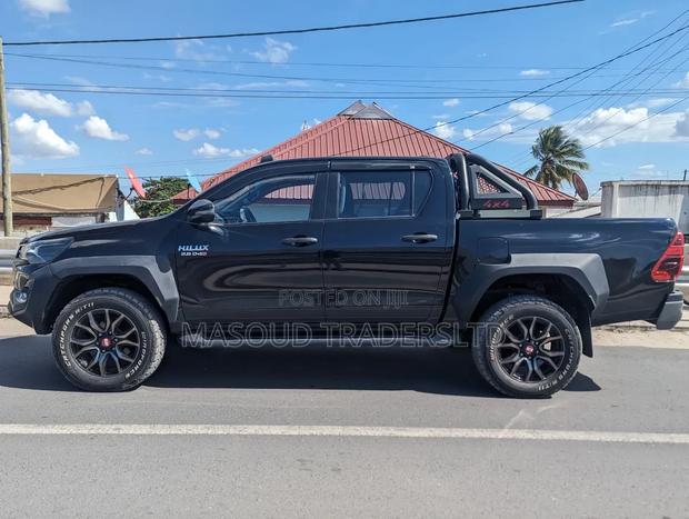 Toyota Hilux 2022 Black