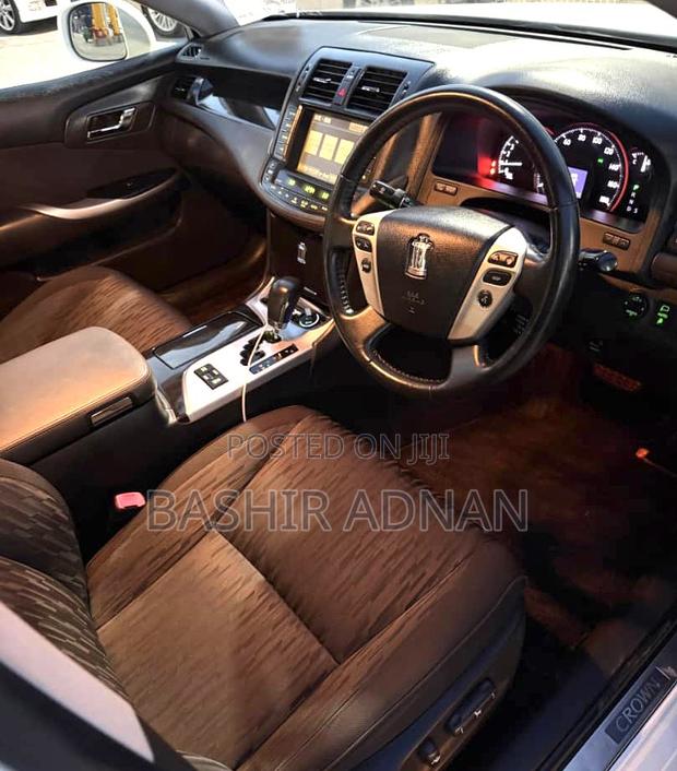 Toyota Crown 2010 Off white