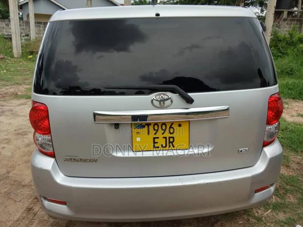 Toyota Corolla Rumion Hatchback 1.5 FWD 2010 Silver