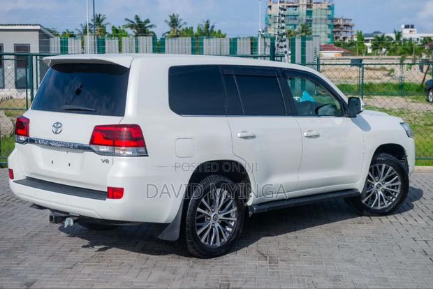 Toyota Land Cruiser 2016 White