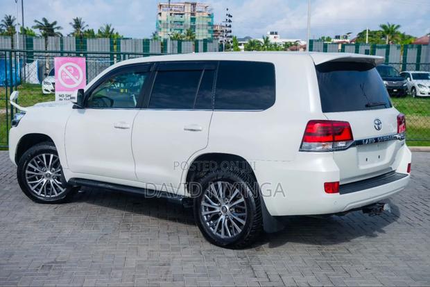Toyota Land Cruiser 2016 White