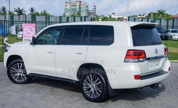 Toyota Land Cruiser 4.6 V8 AX 2016 White