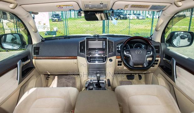 Toyota Land Cruiser 4.6 V8 AX 2016 White