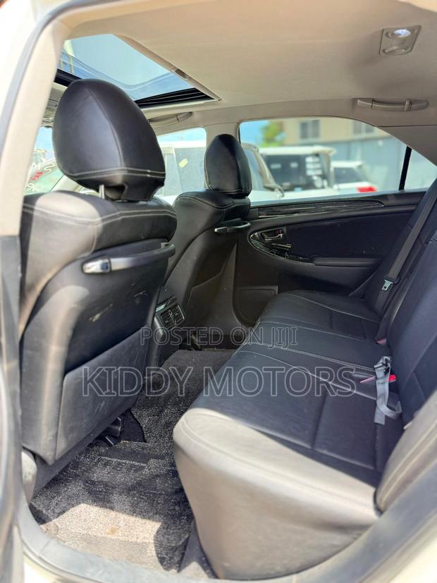 Toyota Crown Royale 2005 White