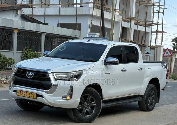 Toyota Hilux 2021 White