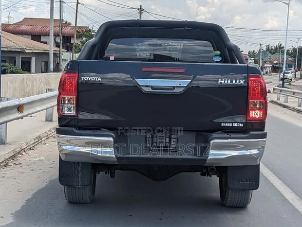 Toyota Hilux SR 4x4 2019 Black