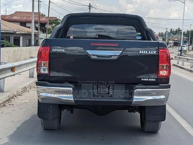 Toyota Hilux SR 4x4 2019 Black