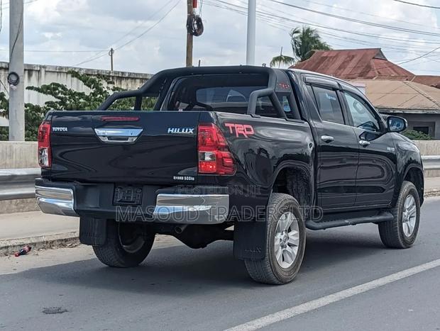 Toyota Hilux SR 4x4 2019 Black