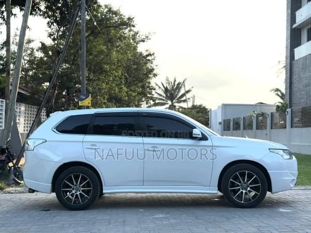 Mitsubishi Outlander 2013 White