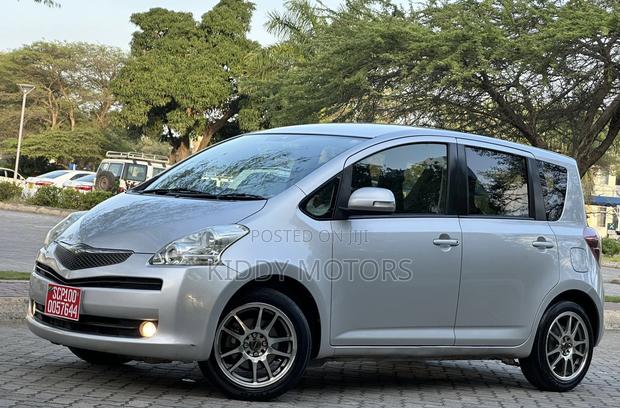 Toyota Ractis 2008 Silver
