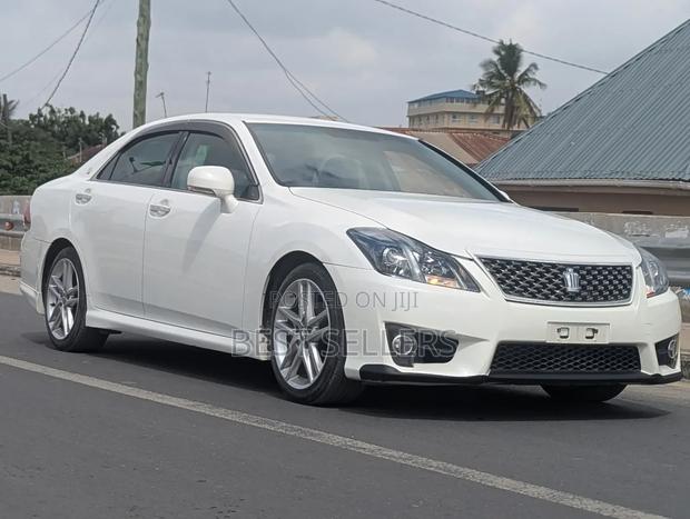 Toyota Crown 2010 White