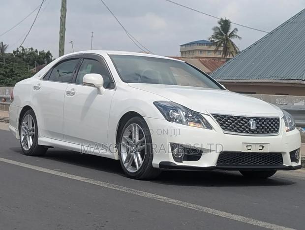 Toyota Crown 2010 White