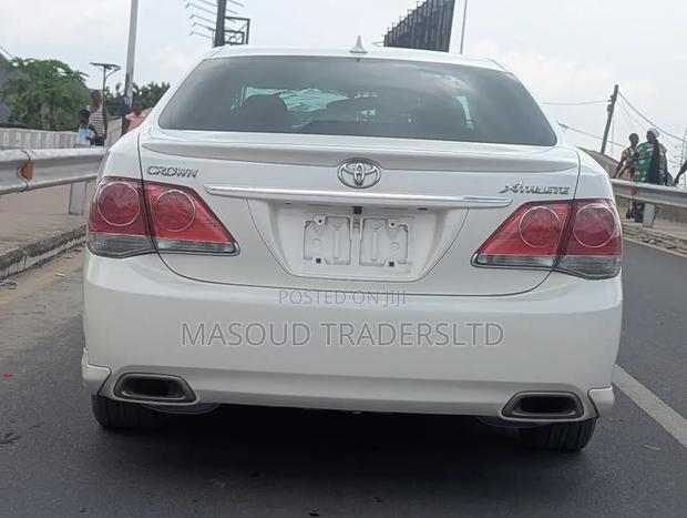 Toyota Crown 2010 White