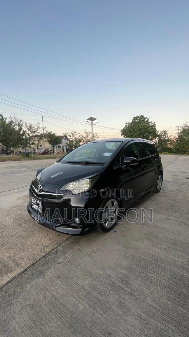Toyota Ractis 1.3 FWD 2012 Black