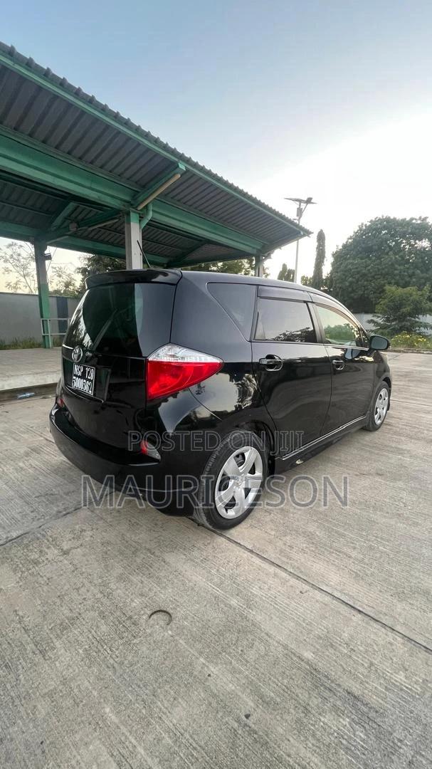 Toyota Ractis 1.3 FWD 2012 Black
