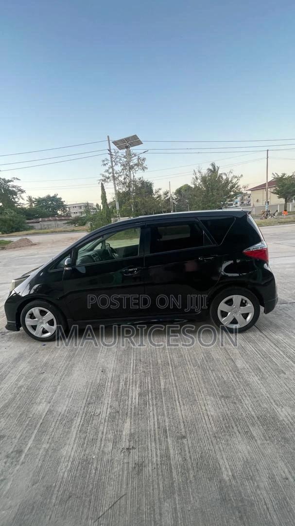 Toyota Ractis 1.3 FWD 2012 Black