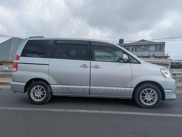 Toyota Noah 2.0 AWD (8 Seater) 2006 Silver