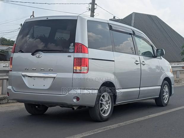 Toyota Noah 2.0 AWD (8 Seater) 2006 Silver