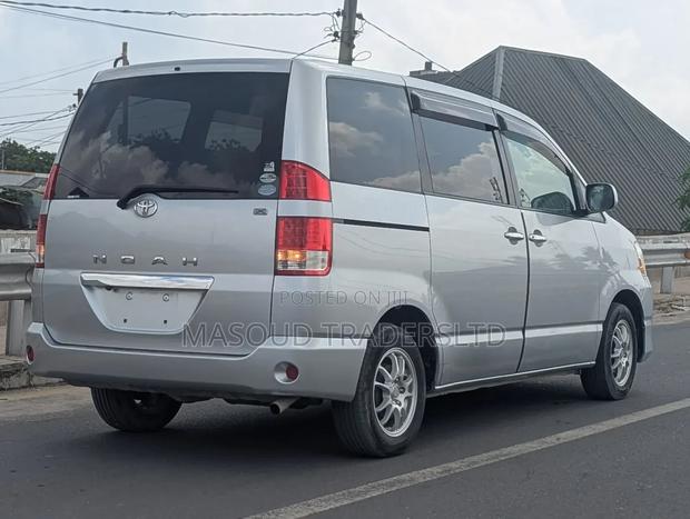 Toyota Noah 2.0 AWD (8 Seater) 2006 Silver