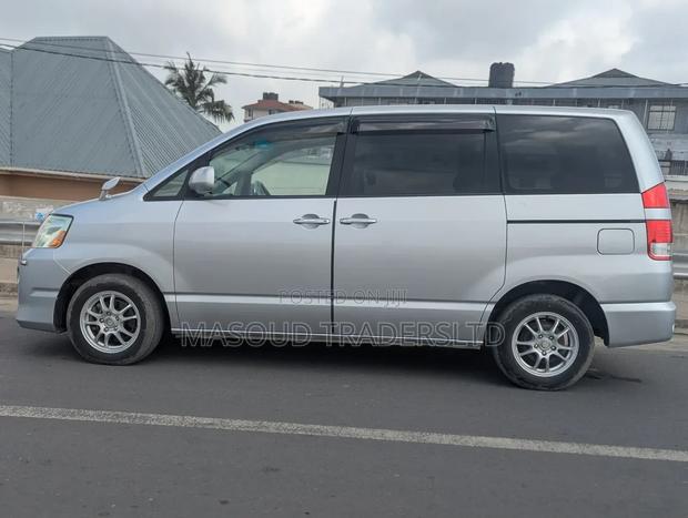 Toyota Noah 2.0 AWD (8 Seater) 2006 Silver