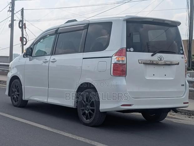 Toyota Noah 2.0 158hp AWD (7 Seater) 2012 White