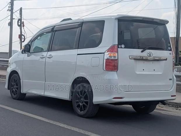 Toyota Noah 2.0 158hp AWD (7 Seater) 2012 White