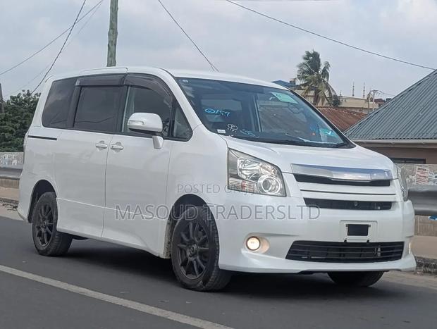 Toyota Noah 2.0 158hp AWD (7 Seater) 2012 White